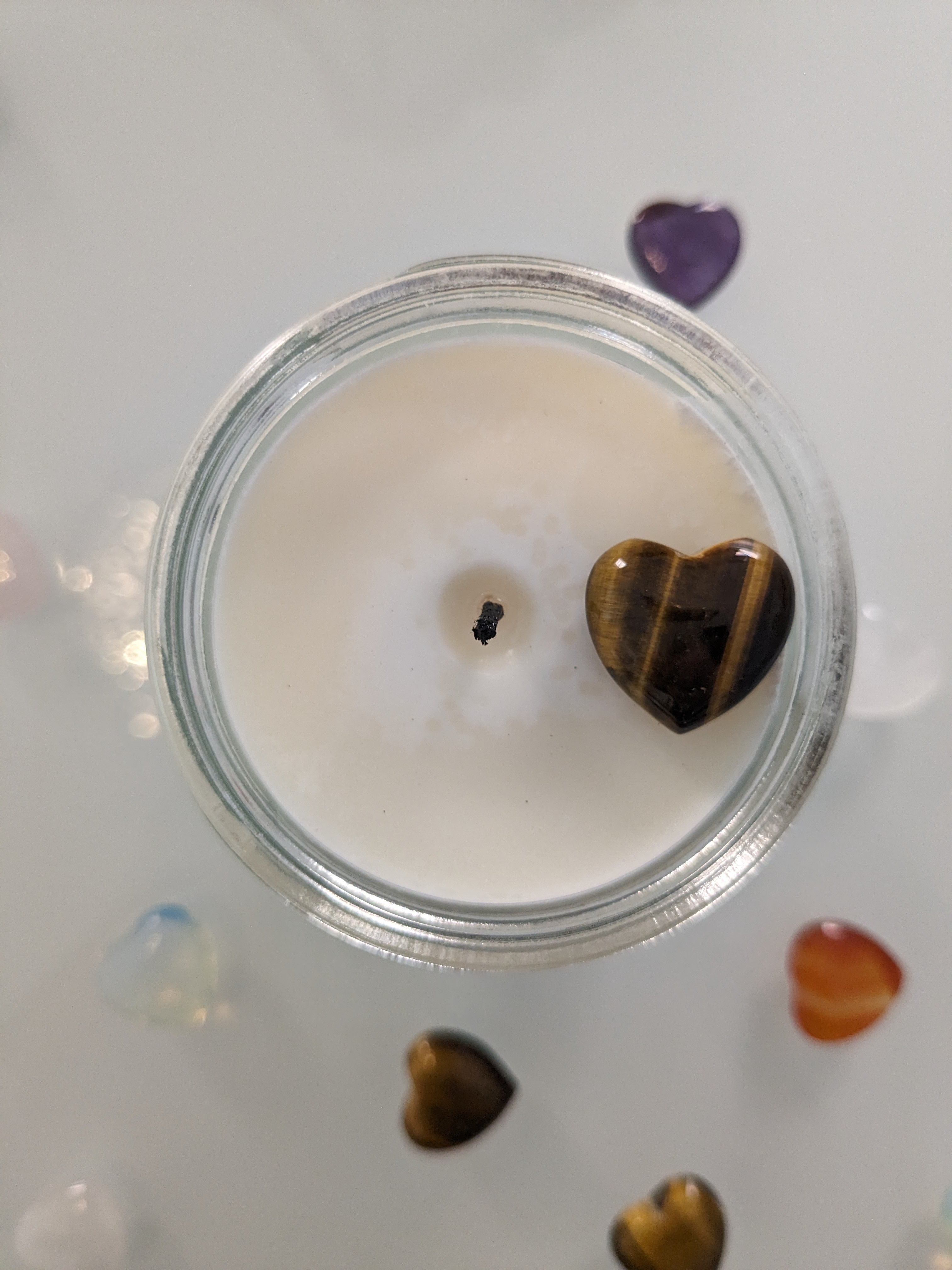 GEGEN ANGST & UNRUHE - Tigerauge Kristall Duftkerze - Amber | Vanille - Heilende Kerze, Edelsteine, Reiki, Kristall, Stein, Heilung, Reinigung, Meditation, Geschenk