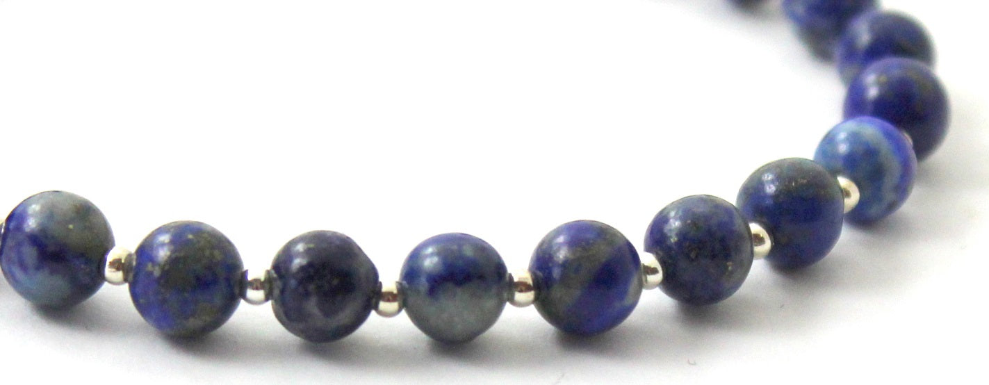 Lapis Lazuli Armband mit Silberperlen - Handgefertigt aus dem Baltikum